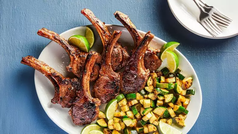 צלעות טלה עם למון גראס וכמון | ריי לופז / עבור הוושינגטון פוסט צלעות טלה עם למון גראס וכמון | ריי לופז / עבור הוושינגטון פוסט