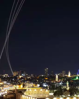 שובלי רקטות מיירוט של מערכת ההגנה מפני טילים "כיפת ברזל" של ישראל מצולמים מעל ירושלים | AFP שובלי רקטות מיירוט של מערכת ההגנה מפני טילים "כיפת ברזל" של ישראל מצולמים מעל ירושלים | AFP