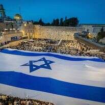 דגל ישראל ענק שנפרש ברחבת הכותל המערבי בירושלים | חיים גולדברג, פלאש 90 דגל ישראל ענק שנפרש ברחבת הכותל המערבי בירושלים | חיים גולדברג, פלאש 90