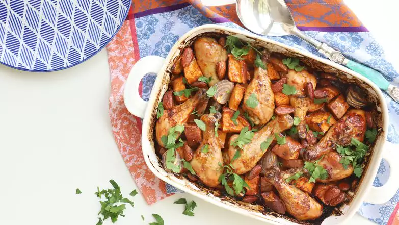 תבנית אחת לתנור: עוף במייפל עם בטטות ובצל | אפרת ליכטנשטט תבנית אחת לתנור: עוף במייפל עם בטטות ובצל | אפרת ליכטנשטט