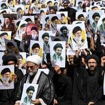 מפגינים בעיר קראצ'י מניפים השבוע את תמונותיהם של עלי ומוג'תבא חמינאי | AFP מפגינים בעיר קראצ'י מניפים השבוע את תמונותיהם של עלי ומוג'תבא חמינאי | AFP