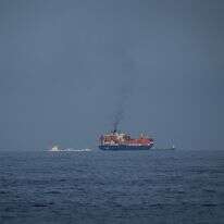 מכליות נפט וספינות משא עומדות בשורה במצרי הורמוז | AP/אלטף קאדרי מכליות נפט וספינות משא עומדות בשורה במצרי הורמוז | AP/אלטף קאדרי