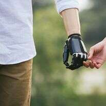 הילדים מתבקשים לבצע משימות ביד אחת בלבד, וכך הופכת המוגבלות ממידע ביוגרפי לחוויה חושית | שאטרסטוק הילדים מתבקשים לבצע משימות ביד אחת בלבד, וכך הופכת המוגבלות ממידע ביוגרפי לחוויה חושית | שאטרסטוק