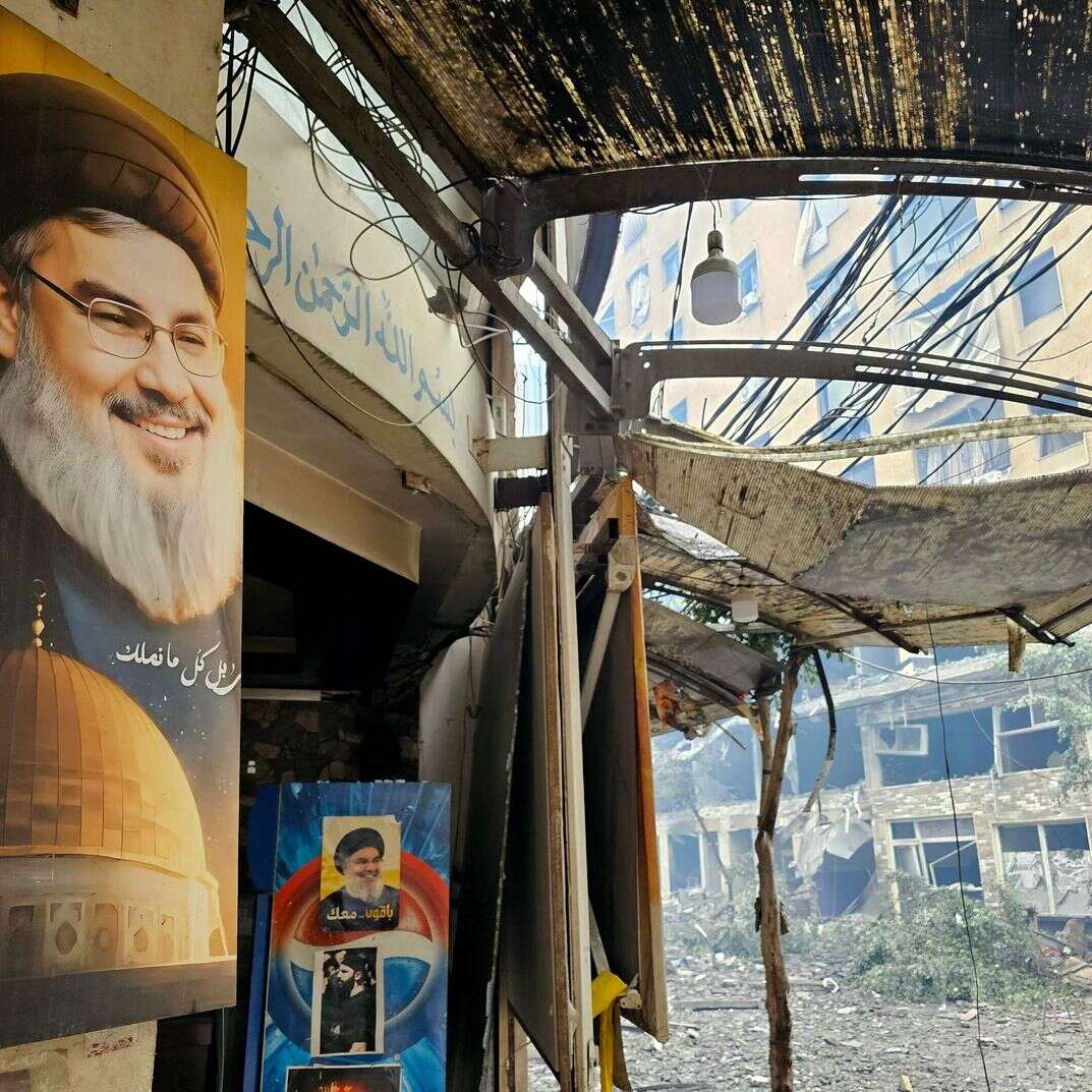 תמונתו של נסראללה בחורבות הדאחייה, מבצע "שאגת הארי" | AFP תמונתו של נסראללה בחורבות הדאחייה, מבצע "שאגת הארי" | AFP