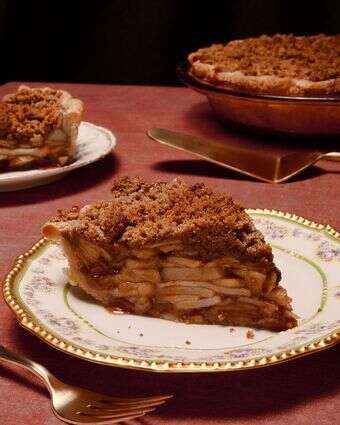 פאי קראמבל תפוחים מתובל וטבעוני | לורן בולבין ; עיצוב אוכל מאת ליסה צ'רקסקי פאי קראמבל תפוחים מתובל וטבעוני | לורן בולבין ; עיצוב אוכל מאת ליסה צ'רקסקי