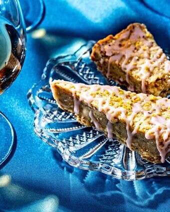 עוגיות חמאה פיסטוק עם ציפוי רימונים | סקוט סוצ'מן עבור הוושינגטון פוסט עוגיות חמאה פיסטוק עם ציפוי רימונים | סקוט סוצ'מן עבור הוושינגטון פוסט