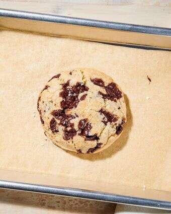 עוגיית שוקולד צ'יפס למנה אחת | ריי לופז עבור הוושינגטון פוסט עוגיית שוקולד צ'יפס למנה אחת | ריי לופז עבור הוושינגטון פוסט