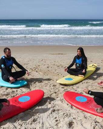 מדיטציה בזמן טיפול בגלישת גלים שאורגן על ידי 'הגל שלי' בתל אביב, ישראל, 12 בפברואר 2026. הארגון ללא מטרות רווח משתמש בגלישת גלים לטיפול בהפרעת דחק פוסט-טראומטית | EPA, אביר סולטן מדיטציה בזמן טיפול בגלישת גלים שאורגן על ידי 'הגל שלי' בתל אביב, ישראל, 12 בפברואר 2026. הארגון ללא מטרות רווח משתמש בגלישת גלים לטיפול בהפרעת דחק פוסט-טראומטית | EPA, אביר סולטן