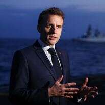 נשיא צרפת עמנואל מקרון נואם בפני כלי התקשורת בעת ביקורו בנושאת המטוסים הצרפתית שארל דה גול, במהלך ביקורו בקפריסין | AP נשיא צרפת עמנואל מקרון נואם בפני כלי התקשורת בעת ביקורו בנושאת המטוסים הצרפתית שארל דה גול, במהלך ביקורו בקפריסין | AP