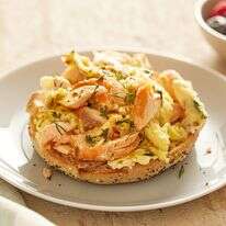 קציצת סלמון וביצים זו מציעה 27 גרם חלבון למנה | Tom McCorkle, food styling by Gina Nistico for The Washington Post קציצת סלמון וביצים זו מציעה 27 גרם חלבון למנה | Tom McCorkle, food styling by Gina Nistico for The Washington Post