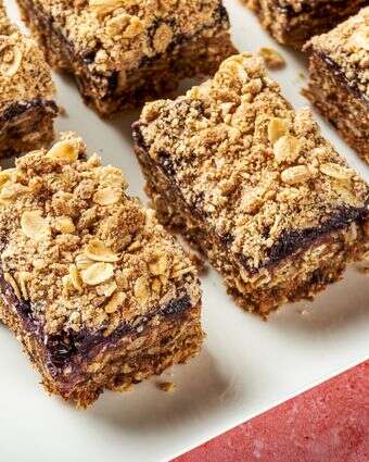 חטיפי קראמבל אוכמניות | ריי לופז ; עיצוב אוכל מאת ליסה צ'רקסקי עבור הוושינגטון פוסט חטיפי קראמבל אוכמניות | ריי לופז ; עיצוב אוכל מאת ליסה צ'רקסקי עבור הוושינגטון פוסט