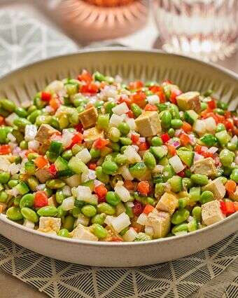 סלט אדממה עם רוטב שומשום-מיסו | טום מקורקל; עיצוב אוכל מאת ג'ינה ניסטיקו / שניהם עבור הוושינגטון פוסט סלט אדממה עם רוטב שומשום-מיסו | טום מקורקל; עיצוב אוכל מאת ג'ינה ניסטיקו / שניהם עבור הוושינגטון פוסט