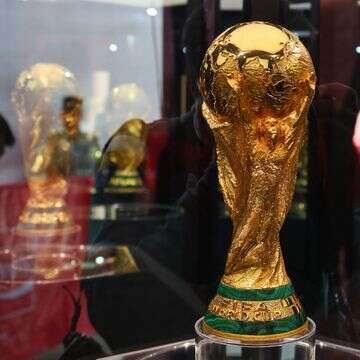 גביע גביע העולם הרשמי מוצג במהלך טקס חלוקתו במסגרת סבב הגביעים של מונדיאל 2026 באצטדיון BBVA בגוואדלופה, נואבו לאון, מקסיקו | Julio Cesar AGUILAR / AFP גביע גביע העולם הרשמי מוצג במהלך טקס חלוקתו במסגרת סבב הגביעים של מונדיאל 2026 באצטדיון BBVA בגוואדלופה, נואבו לאון, מקסיקו | Julio Cesar AGUILAR / AFP