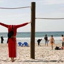 גבר מתאמן על חוף הים בתל אביב | מרים אלסטר / פלאש 90 גבר מתאמן על חוף הים בתל אביב | מרים אלסטר / פלאש 90