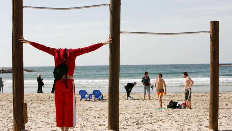 גבר מתאמן על חוף הים בתל אביב | מרים אלסטר / פלאש 90 גבר מתאמן על חוף הים בתל אביב | מרים אלסטר / פלאש 90