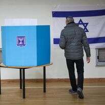 אדם נכנס לקלפי לבחור | אוליבייה פיטוסי, פלאש 90 אדם נכנס לקלפי לבחור | אוליבייה פיטוסי, פלאש 90