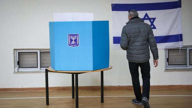 אדם נכנס לקלפי לבחור | אוליבייה פיטוסי, פלאש 90 אדם נכנס לקלפי לבחור | אוליבייה פיטוסי, פלאש 90