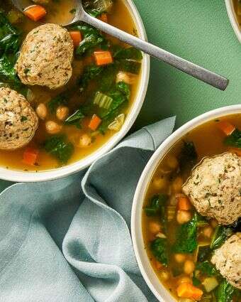 מרק קניידלך עם ירקות, חומוס ועשבי תיבול | ריי לופז; עיצוב אוכל מאת ליסה צ'רקסקי עבור הוושינגטון פוסט מרק קניידלך עם ירקות, חומוס ועשבי תיבול | ריי לופז; עיצוב אוכל מאת ליסה צ'רקסקי עבור הוושינגטון פוסט