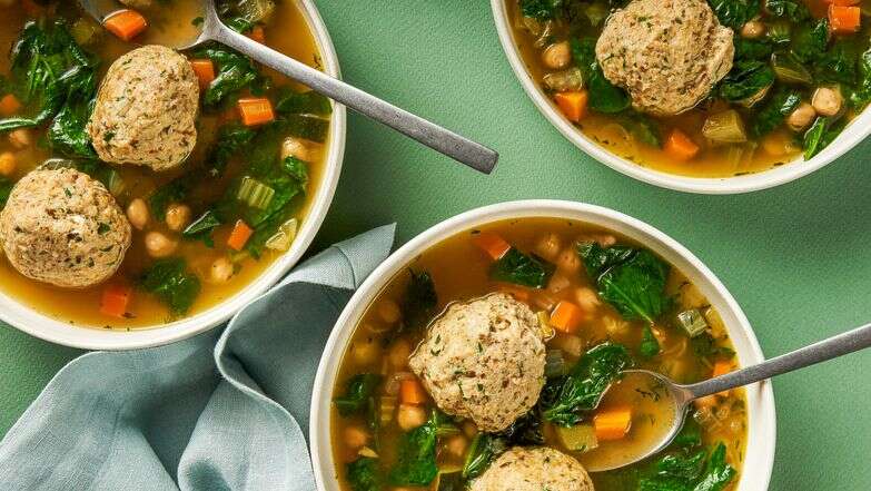 מרק קניידלך עם ירקות, חומוס ועשבי תיבול | ריי לופז; עיצוב אוכל מאת ליסה צ'רקסקי עבור הוושינגטון פוסט מרק קניידלך עם ירקות, חומוס ועשבי תיבול | ריי לופז; עיצוב אוכל מאת ליסה צ'רקסקי עבור הוושינגטון פוסט