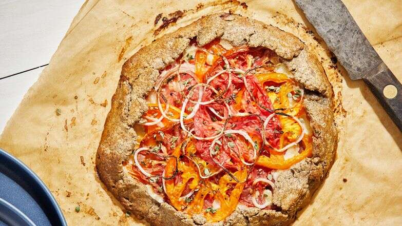 עגבניות, גבינה וטוויסט אחד קטן – וזה המאפה שלא תפסיקו להכין | טום מקורקל; עיצוב אוכל מאת ג'ינה ניסטיקו עבור הוושינגטון פוסט עגבניות, גבינה וטוויסט אחד קטן – וזה המאפה שלא תפסיקו להכין | טום מקורקל; עיצוב אוכל מאת ג'ינה ניסטיקו עבור הוושינגטון פוסט