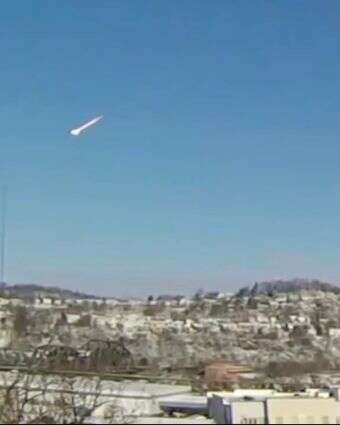 מטאור נופל בשמיים באזור פיטסבורג רבתי, פנסילבניה | AP מטאור נופל בשמיים באזור פיטסבורג רבתי, פנסילבניה | AP