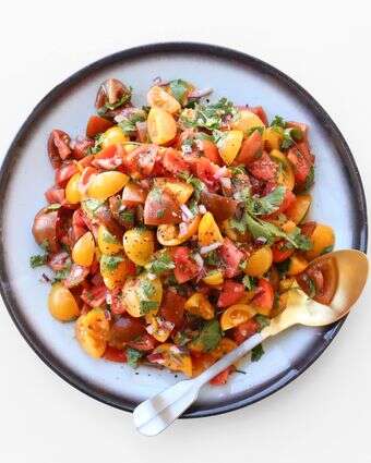 סלט עגבניות ושום | אפרת ליכטנשטט סלט עגבניות ושום | אפרת ליכטנשטט