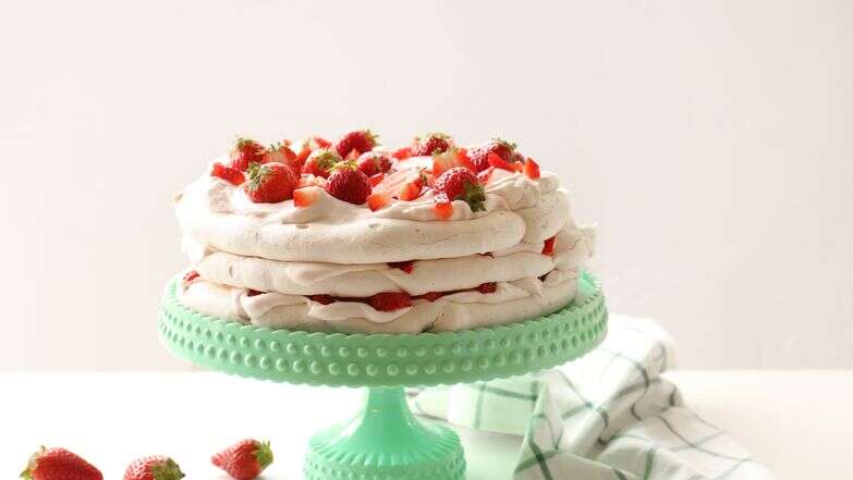 פבלובה עם קצפת ותותים | אפרת ליכטנשטט פבלובה עם קצפת ותותים | אפרת ליכטנשטט