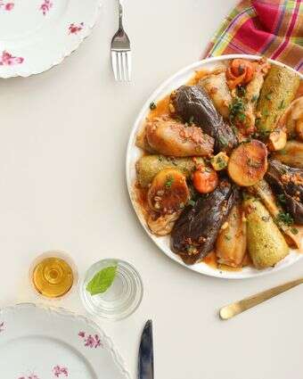 סיר של ממולאים ושוקי עוף מקורמלים | אפרת ליכטנשטט סיר של ממולאים ושוקי עוף מקורמלים | אפרת ליכטנשטט