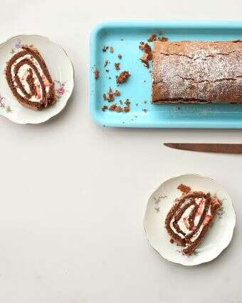 רולדת שוקולד עם קצפת, וניל ותותים | אפרת ליכטנשטט רולדת שוקולד עם קצפת, וניל ותותים | אפרת ליכטנשטט
