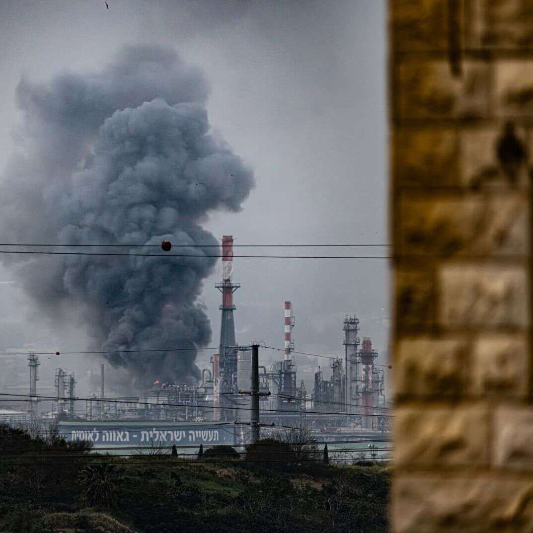 עשן מיתמר בבתי הזיקוק בחיפה | אנתוני הרשקו, TPS עשן מיתמר בבתי הזיקוק בחיפה | אנתוני הרשקו, TPS