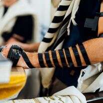 גבר מניח תפילין | שאטרסטוק גבר מניח תפילין | שאטרסטוק