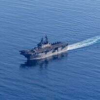 ספינת הסער האמפיבית מסדרת הוואספ USS Boxer (LHD 4) מפליגה באוקיינוס השקט. ארצות הברית פורסת חיילי נחתים נוספים למזרח התיכון, כך דיווחו כלי תקשורת אמריקאיים ב-20 במרץ 2026, מה שעשוי להעיד על מבצע קרקעי קרוב שלושה שבועות לאחר תחילת המערכה האמריקאית-ישראלית נגד איראן. הוול סטריט ג'ורנל דיווח כי וושינגטון פורסת בין 2,200 ל-2,500 חיילי נחתים מקבוצת המוכנות האמפיבית USS Boxer ויחידת המשלוח הימית ה-11 שבסיסה בקליפורניה | AFP ספינת הסער האמפיבית מסדרת הוואספ USS Boxer (LHD 4) מפליגה באוקיינוס השקט. ארצות הברית פורסת חיילי נחתים נוספים למזרח התיכון, כך דיווחו כלי תקשורת אמריקאיים ב-20 במרץ 2026, מה שעשוי להעיד על מבצע קרקעי קרוב שלושה שבועות לאחר תחילת המערכה האמריקאית-ישראלית נגד איראן. הוול סטריט ג'ורנל דיווח כי וושינגטון פורסת בין 2,200 ל-2,500 חיילי נחתים מקבוצת המוכנות האמפיבית USS Boxer ויחידת המשלוח הימית ה-11 שבסיסה בקליפורניה | AFP