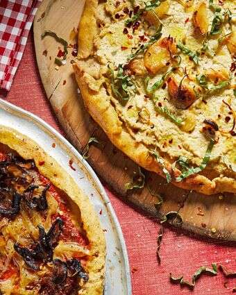 פיצה לבנה טבעונית עם טופו, ריקוטה ארטישוק ושום קלוי. משמאל: פיצה טבעונית עם בצל מקורמל במיסו | טום מקורקל עבור הוושינגטון פוסט. פיצה לבנה טבעונית עם טופו, ריקוטה ארטישוק ושום קלוי. משמאל: פיצה טבעונית עם בצל מקורמל במיסו | טום מקורקל עבור הוושינגטון פוסט.