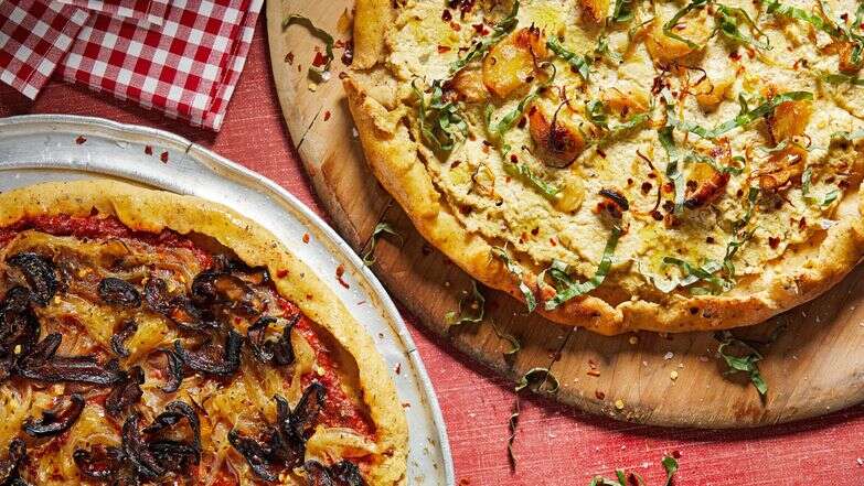 פיצה לבנה טבעונית עם טופו, ריקוטה ארטישוק ושום קלוי. משמאל: פיצה טבעונית עם בצל מקורמל במיסו | טום מקורקל עבור הוושינגטון פוסט. פיצה לבנה טבעונית עם טופו, ריקוטה ארטישוק ושום קלוי. משמאל: פיצה טבעונית עם בצל מקורמל במיסו | טום מקורקל עבור הוושינגטון פוסט.