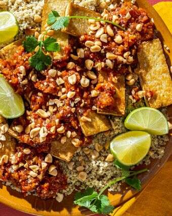 קארי ירוק-קוקוס קינואה עם טופו ורוטב צ'ילי-שום | לורה צ'ייס דה פורמיני עבור הוושינגטון פוסט קארי ירוק-קוקוס קינואה עם טופו ורוטב צ'ילי-שום | לורה צ'ייס דה פורמיני עבור הוושינגטון פוסט