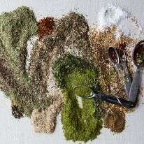 קחו את שאריות התבלינים והעשבי תיבול היבשים השונים - וערבבו אותם | ג'ניפר צ'ייס עבור הוושינגטון פוסט קחו את שאריות התבלינים והעשבי תיבול היבשים השונים - וערבבו אותם | ג'ניפר צ'ייס עבור הוושינגטון פוסט