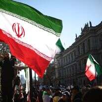 דגל איראן מונף בלונדון - במחאות למען עצירת המלחמה | AFP דגל איראן מונף בלונדון - במחאות למען עצירת המלחמה | AFP