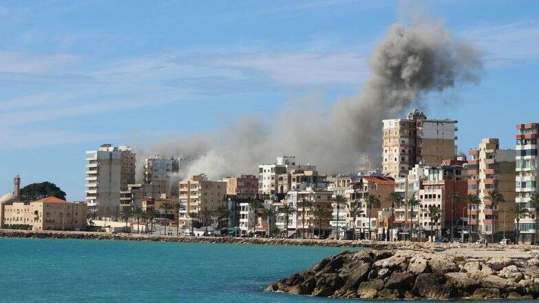 עשן מיתמר מתקיפה ישראלית בצור שבדרום לבנון | AFP עשן מיתמר מתקיפה ישראלית בצור שבדרום לבנון | AFP