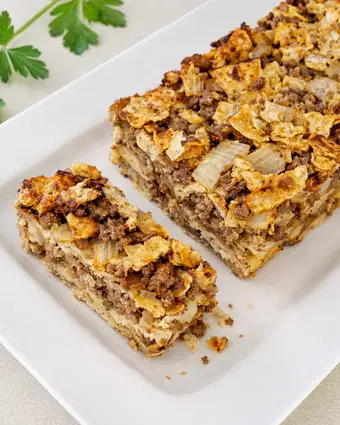 הילדים רעבים בחג? פשטידת בשר ממצות שנעלמת מהתבנית | Dall-E הילדים רעבים בחג? פשטידת בשר ממצות שנעלמת מהתבנית | Dall-E