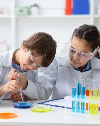 ניסויים ביתיים הם דרך מצוינת להפוך סקרנות ללמידה בלי מאמץ | שאטרסטוק ניסויים ביתיים הם דרך מצוינת להפוך סקרנות ללמידה בלי מאמץ | שאטרסטוק