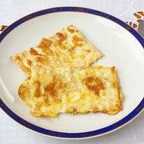 המציות הכי טעימות בעולם: לביבות מצה זהובות ופריכות | שאטרסטוק המציות הכי טעימות בעולם: לביבות מצה זהובות ופריכות | שאטרסטוק