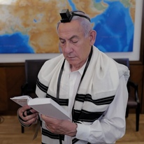 ראש הממשלה, בנימין נתניהו, מניח ביום הזיכרון ה'תשפ"ה את תפיליו של רס"ם במיל' יוסי הרשקוביץ הי"ד, שנפל ברצועת עזה במהלך המלחמה | עמוד הפייסבוק של בנימין נתניהו ראש הממשלה, בנימין נתניהו, מניח ביום הזיכרון ה'תשפ"ה את תפיליו של רס"ם במיל' יוסי הרשקוביץ הי"ד, שנפל ברצועת עזה במהלך המלחמה | עמוד הפייסבוק של בנימין נתניהו