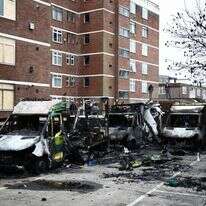 זירת הצתת האמבולנסים בלונדון | AFP זירת הצתת האמבולנסים בלונדון | AFP