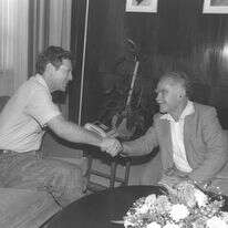 לראות את האדם שמעבר למחנה הפוליטי. עמוס עוז ויצחק שמיר במשרד ראש הממשלה, 1984 | חנניה הרמן, לע"מ לראות את האדם שמעבר למחנה הפוליטי. עמוס עוז ויצחק שמיר במשרד ראש הממשלה, 1984 | חנניה הרמן, לע"מ