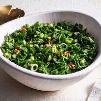 סלט פטרוזיליה עם מלפפון ואגוזי מלך | סקוט סוצ'מן; עיצוב אוכל מאת ליסה צ'רקסקי, וושינגטון פוסט סלט פטרוזיליה עם מלפפון ואגוזי מלך | סקוט סוצ'מן; עיצוב אוכל מאת ליסה צ'רקסקי, וושינגטון פוסט