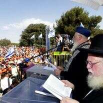 הרב אברהם שפירא והרב מרדכי אליהו בהפגנה נגד תוכנית ההתנתקות (2004) | עמוס בן גרשום, לע"מ הרב אברהם שפירא והרב מרדכי אליהו בהפגנה נגד תוכנית ההתנתקות (2004) | עמוס בן גרשום, לע"מ