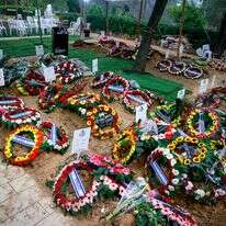 מספר קברים טריים, זה לצד זה, של חיילים שנפלו בקרבות בשמחת תורה ה'תשפ"ד | חיים גולדברג, פלאש 90 מספר קברים טריים, זה לצד זה, של חיילים שנפלו בקרבות בשמחת תורה ה'תשפ"ד | חיים גולדברג, פלאש 90