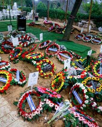 מספר קברים טריים, זה לצד זה, של חיילים שנפלו בקרבות בשמחת תורה ה'תשפ"ד | חיים גולדברג, פלאש 90 מספר קברים טריים, זה לצד זה, של חיילים שנפלו בקרבות בשמחת תורה ה'תשפ"ד | חיים גולדברג, פלאש 90