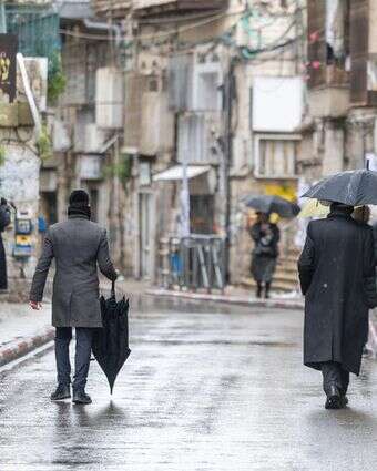 רחובות השכונה החרדית מאה שערים בירושלים ביום גשום לקראת חג הפסח | חיים גולדברג, פלאש 90 רחובות השכונה החרדית מאה שערים בירושלים ביום גשום לקראת חג הפסח | חיים גולדברג, פלאש 90