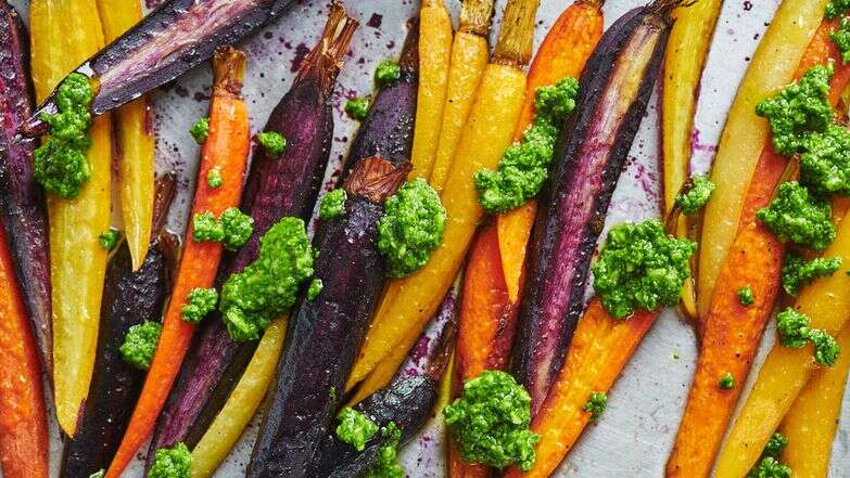 רק לחתוך ולהכניס לתנור: הגזר הצלוי שמשדרג את שולחן החג | Cheyenne M. Cohen via AP רק לחתוך ולהכניס לתנור: הגזר הצלוי שמשדרג את שולחן החג | Cheyenne M. Cohen via AP